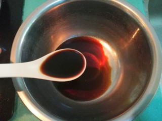 腌黄瓜,准备一个碗，来调制调料，三汤匙酱油