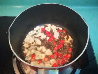 腌黄瓜,油热后，放入蒜瓣和花椒还有辣椒，煎出香味来