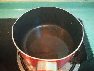腌黄瓜,准备一个小锅，放适量油