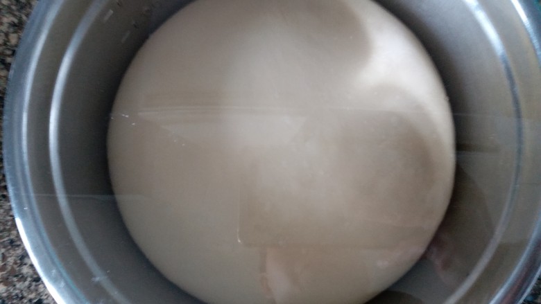 汤种原味吐司,面团发至原来的两倍大，发酵完成。