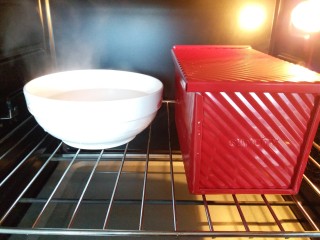汤种原味吐司,放入烤箱,旁边放一碗热水进行二次发酵。
