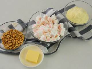 自制牛轧糖，大人小孩都爱吃的小糖果,·食材·

【主料】：花生|棉花糖

【辅料】：黄油|奶粉