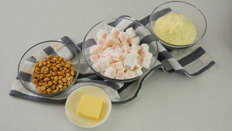 自制牛轧糖，大人小孩都爱吃的小糖果,·食材·

【主料】：花生|棉花糖

【辅料】：黄油|奶粉