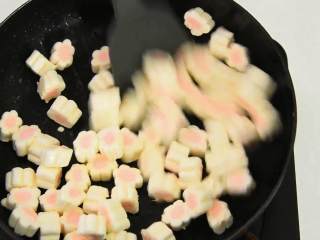 自制牛轧糖，大人小孩都爱吃的小糖果,倒入棉花糖，小火炒化。