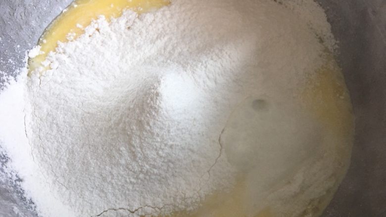 奶香小泡芙,加热到沸腾时筛入低粉