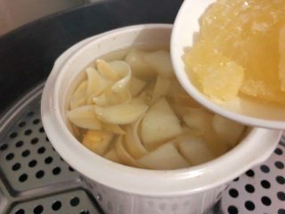 百合雪梨润肺汤,炖好30分钟以后，打开盖子，把冰糖倒入，盖上盖子继续再炖30分钟。