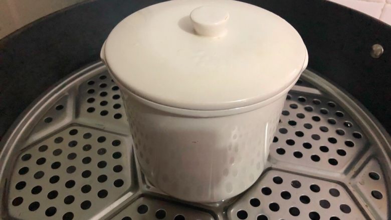 百合雪梨润肺汤,蒸锅放入适量水烧开，放上蒸架，把炖盅放到蒸架上，把炖盅的盖子盖起来，再盖上大锅盖，中火炖30分钟。

