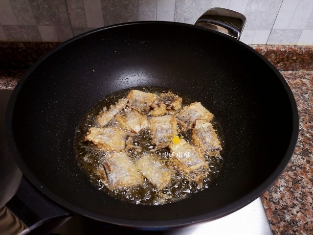 酸辣香酥带鱼,将带鱼煎至两面发黄即可。