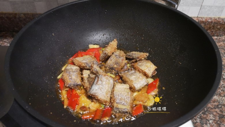 酸辣香酥带鱼,放入带鱼块翻炒2分钟即可出锅。