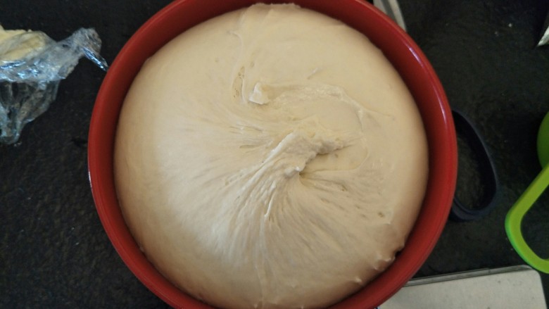 爆浆抹茶冰心面包,中种发酵好啦，这样制作的面包比直接法要柔软！用直接法就省略这步把材料全部加在一起就可以啦