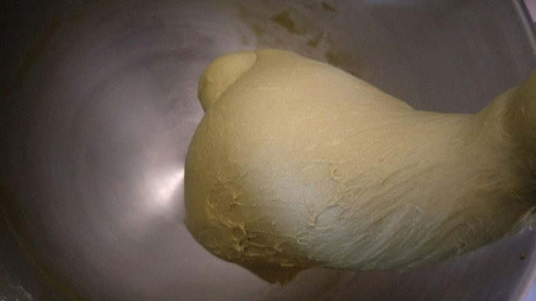 爆浆抹茶冰心面包,继续揉至，柔软的面团大概面团光滑就可以了。