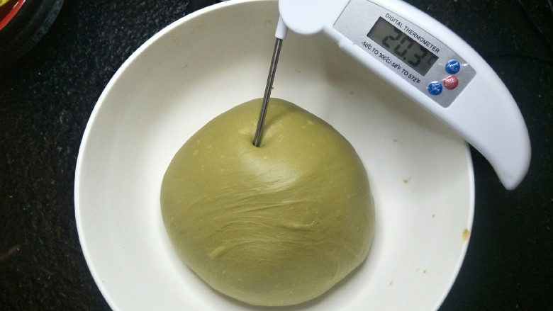爆浆抹茶冰心面包,面团温度不要超过30°不然面包烤出来会变酸。