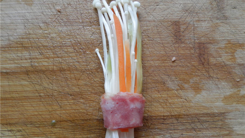 花开富贵香肠菇,金针菇分8份，每1份放几根红萝卜丝、莴笋丝、香肠丝，用香肠片包住。