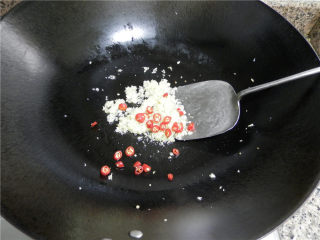 花开富贵香肠菇,放小米辣、盐、白糖、蚝油炒成酱。