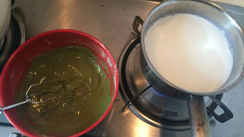 爆浆抹茶冰心面包,细砂糖100克➕牛奶500克，牛奶加热至周围冒小泡泡，不要沸腾。