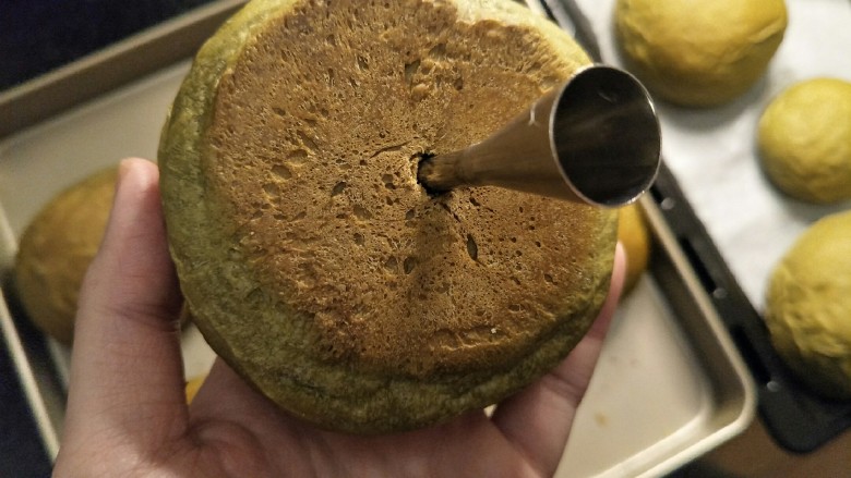爆浆抹茶冰心面包,烤好的面包冷却至室温，用裱花嘴戳一个洞。