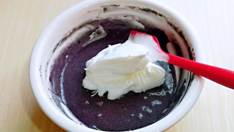 6寸紫薯戚风蛋糕,取三分之一的蛋白霜加入蛋黄糊中，翻拌手法直至看不到蛋白霜。