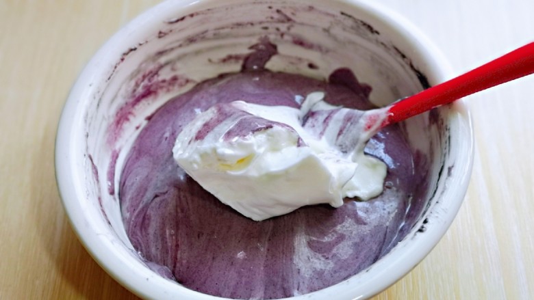6寸紫薯戚风蛋糕,再取三分之一的蛋白霜加入蛋黄糊中，继续上面的手法，翻拌直至看不到蛋白霜。