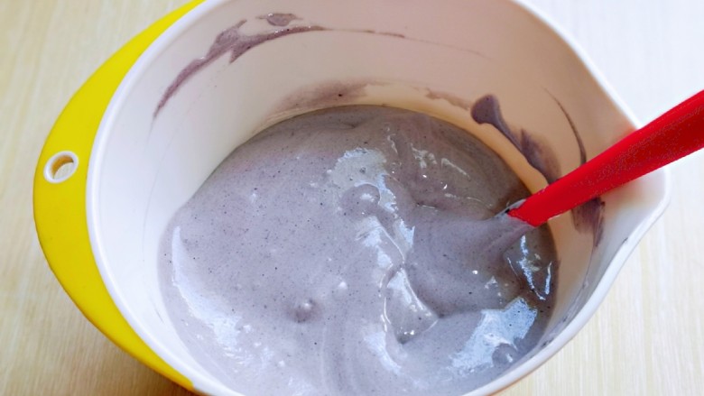 6寸紫薯戚风蛋糕,最后将蛋黄糊倒入蛋白霜的容器中，继续翻拌手法，直至看不到蛋白霜即可。