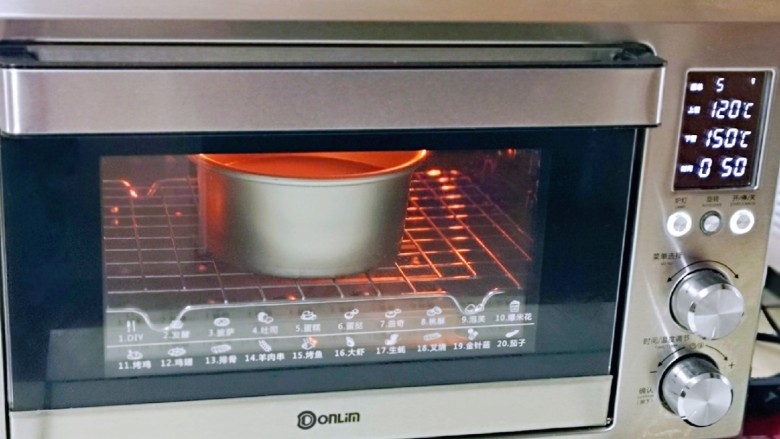 6寸紫薯戚风蛋糕,上管120°下管150°烤50分钟！（时间及温度仅供参考）