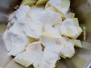 回锅香辣土豆块,加入面粉，颠簸几下使其混合均匀；
