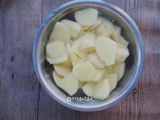 回锅香辣土豆块,用清水反复冲洗几遍，去除淀粉