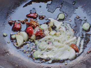 回锅香辣土豆块,锅中放少许油，先煸香干红辣椒段和姜蒜葱、花椒
