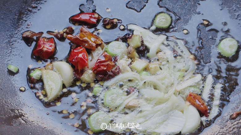回锅香辣土豆块,锅中放少许油，先煸香干红辣椒段和姜蒜葱、花椒