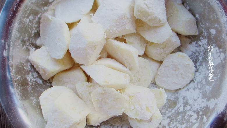 回锅香辣土豆块,让每一块土豆都均匀裹上薄薄的面粉