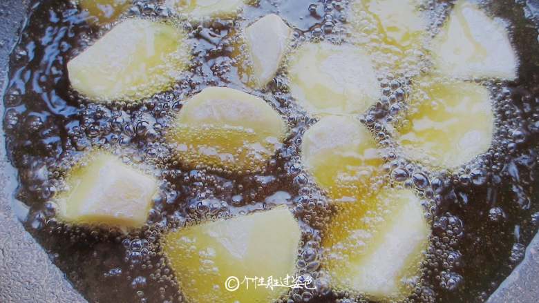 回锅香辣土豆块,锅中放宽油烧至六成热，投入土豆炸制呈金黄色，捞出沥干油分