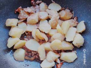 回锅香辣土豆块,肉沫炒至变色，下入土豆块