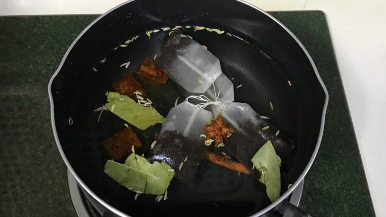 红糖茶叶蛋,往锅中倒入适量的清水，煮起。