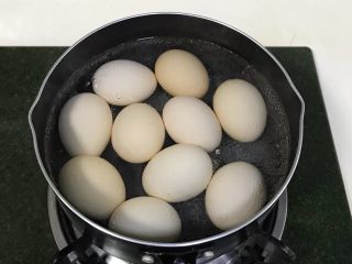 红糖茶叶蛋,把鸡蛋放入锅中，水煮沸后转中小火8分钟至熟。