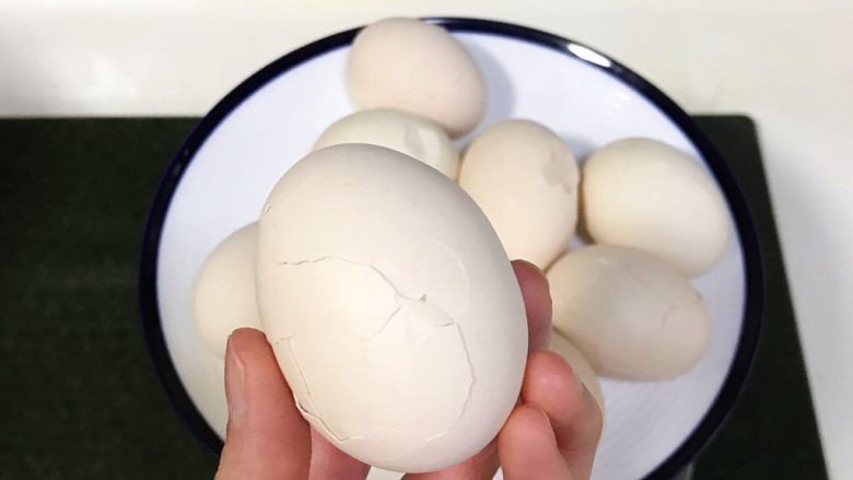 红糖茶叶蛋,鸡蛋煮完放凉或放入冷水中浸泡会，用勺子把鸡蛋壳敲裂。