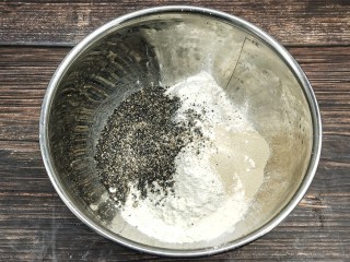 黑芝麻馒头,我们把面粉，酵母，芝麻碎放入碗中，将其混合均匀，这边注意的是芝麻要用炒熟了的比较香哦