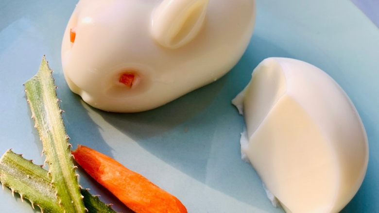 网红布丁兔🐰,3.泡好的吉利丁片放入奶锅中继续融化。