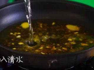 酸汤肥牛（简单版）,加入清水至煮沸