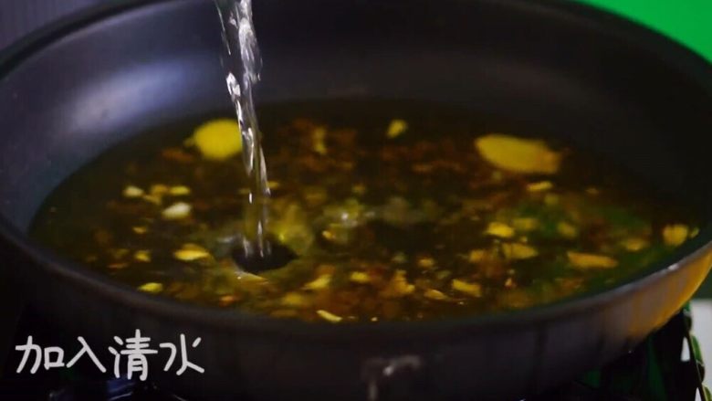 酸汤肥牛（简单版）,加入清水至煮沸