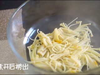 酸汤肥牛（简单版）,食材煮熟后捞出，这里省略了