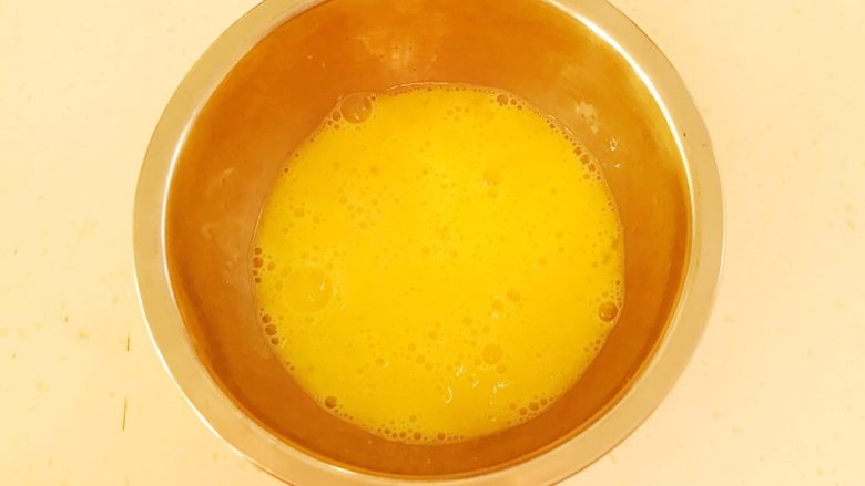 零失败的家常番茄鸡蛋面,鸡蛋液打入碗中调匀