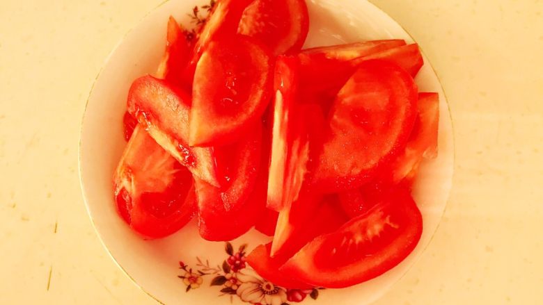 零失败的家常番茄鸡蛋面,把番茄顶部切成十字，用开水烫一下，剥皮后切成小块