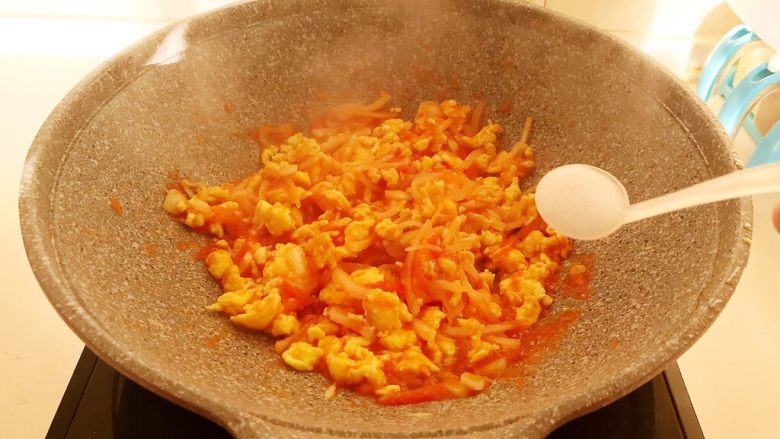 零失败的家常番茄鸡蛋面,翻炒均匀后加入精盐调味