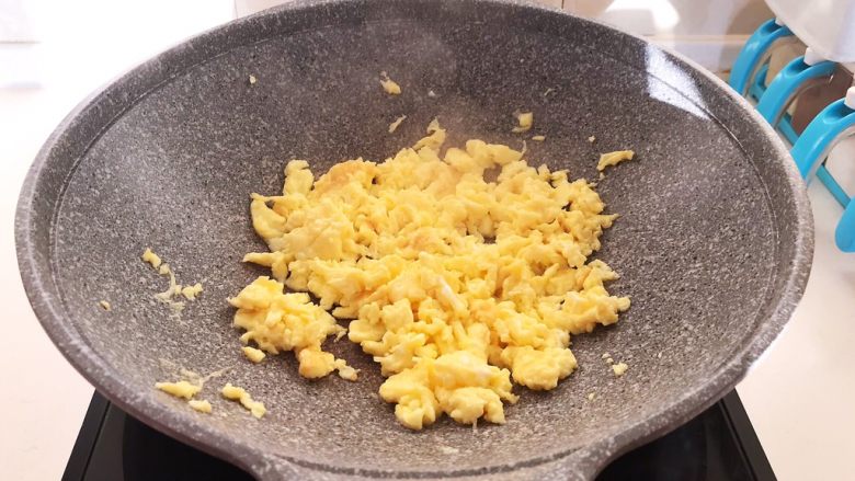 零失败的家常番茄鸡蛋面,油烧热后加入鸡蛋液，把鸡蛋炒成小块