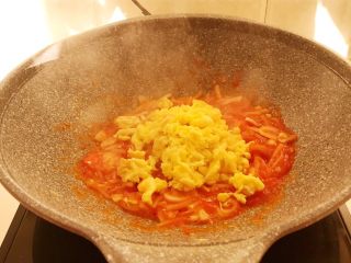 10分钟快手菜  番茄炒蛋,加入炒好的鸡蛋