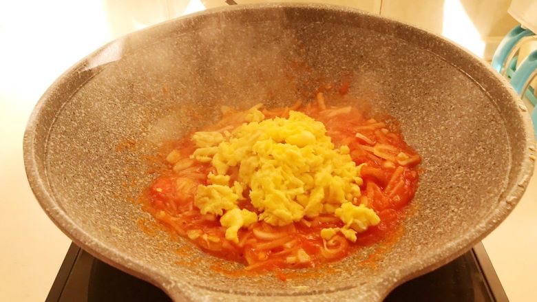 10分钟快手菜  番茄炒蛋,加入炒好的鸡蛋