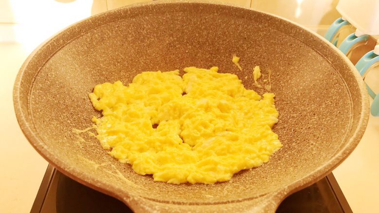 10分钟快手菜  番茄炒蛋,油烧热后加入鸡蛋液