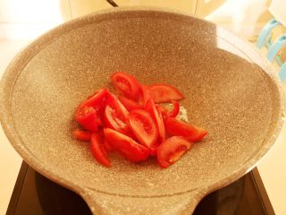 10分钟快手菜  番茄炒蛋,油烧热后加入番茄