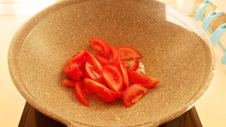 10分钟快手菜  番茄炒蛋,油烧热后加入番茄