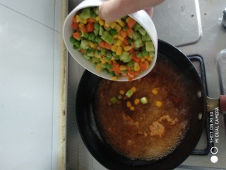 什锦蔬菜,加水烧开后倒入甜玉米粒，青豆粒，胡萝卜丁，黄瓜丁