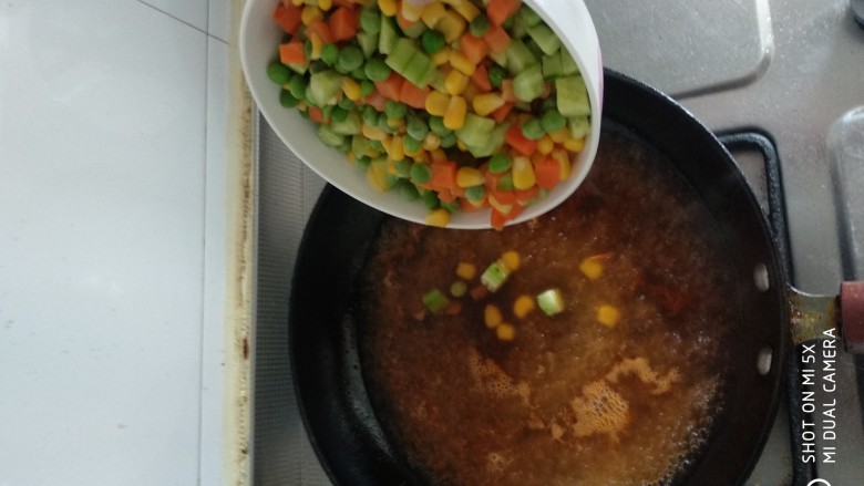 什锦蔬菜,加水烧开后倒入甜玉米粒，青豆粒，胡萝卜丁，黄瓜丁